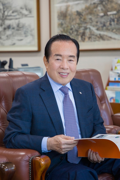 신 흥 수 이사장